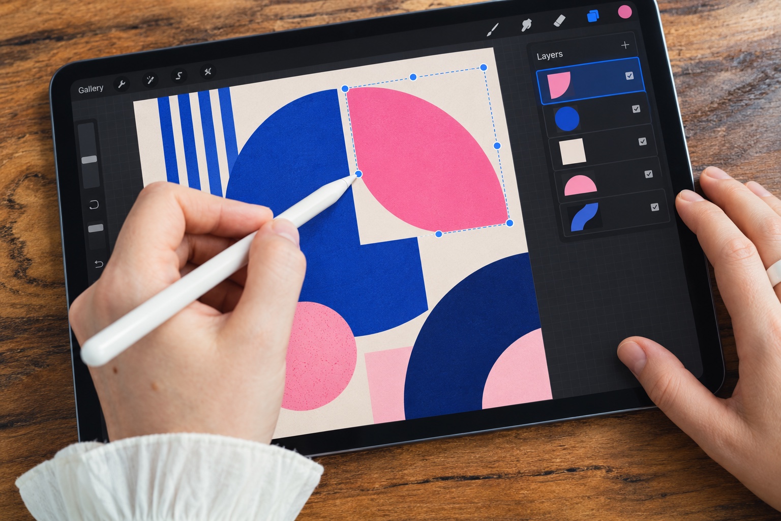 Cận cảnh dùng bút trên iPad để thiết kế đồ họa